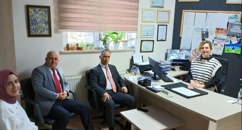 Camgöz’den öğrencilere yeni dönem ziyareti Erdek İlçe Milli Eğitim Müdürü ve Erdek İlçe Milli Eğitim