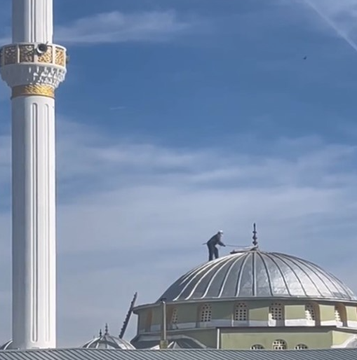 70 yaşındaki Tokatlı Yücel dede, leyleklere yuva yapmak için caminin