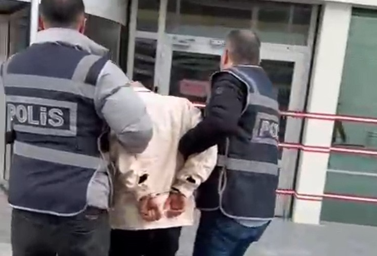 Samsun’da cezaevi firarisi, hırsızlık yapınca polisin takibi sonucu yakalandı.Olay, Canik