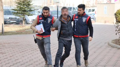 Cezaevinden izinli çıkarak 4 camiden hırsızlık yapan şahıs, adliye girişinde