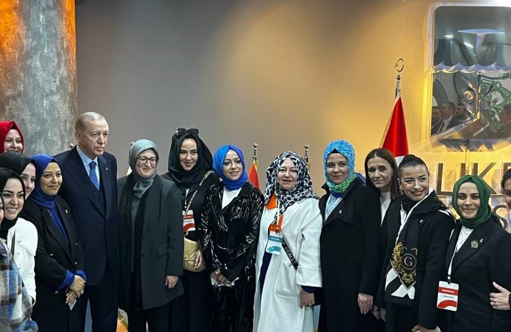Cumhurbaşkanı Erdoğan kadınların fotoğraf isteğini kırmadı Cumhurbaşkanı Recep Tayyip Erdoğan, Balıkesir’de düzenlediği mitingin ardından Büyükşehir Belediye