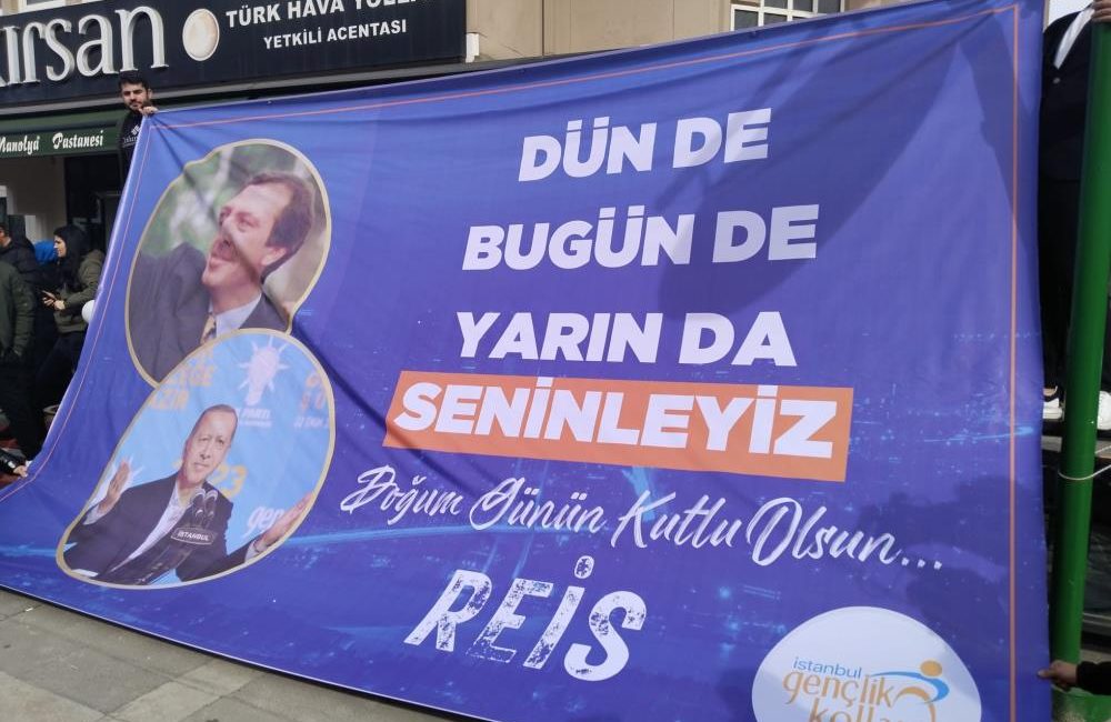 Cumhurbaşkanı Recep Tayyip Erdoğan’a doğum gününde evinin önünde bekleyen vatandaşlar