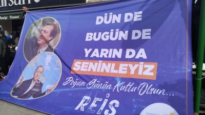 Cumhurbaşkanı Recep Tayyip Erdoğan’a doğum gününde evinin önünde bekleyen vatandaşlar