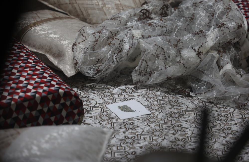 Konya’da iki katlı kerpiç evin birinci katında dökülen böcek ilacı