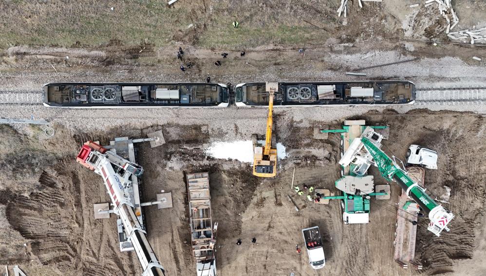 Devrilen tren kaza alanından kaldırıldı, demir yolu hattı 35 saat sonra ulaşıma açıldı Kırıkkale’de devrilen yük treninin lokomotifi, vinç ve iş makinalarıyla kaza