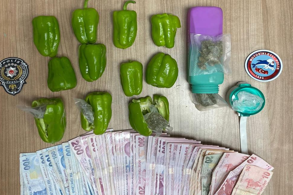 Sarıyer’de şüphe üzerine durdurulan bir araçta dolmalık biberler içine zulalanmış