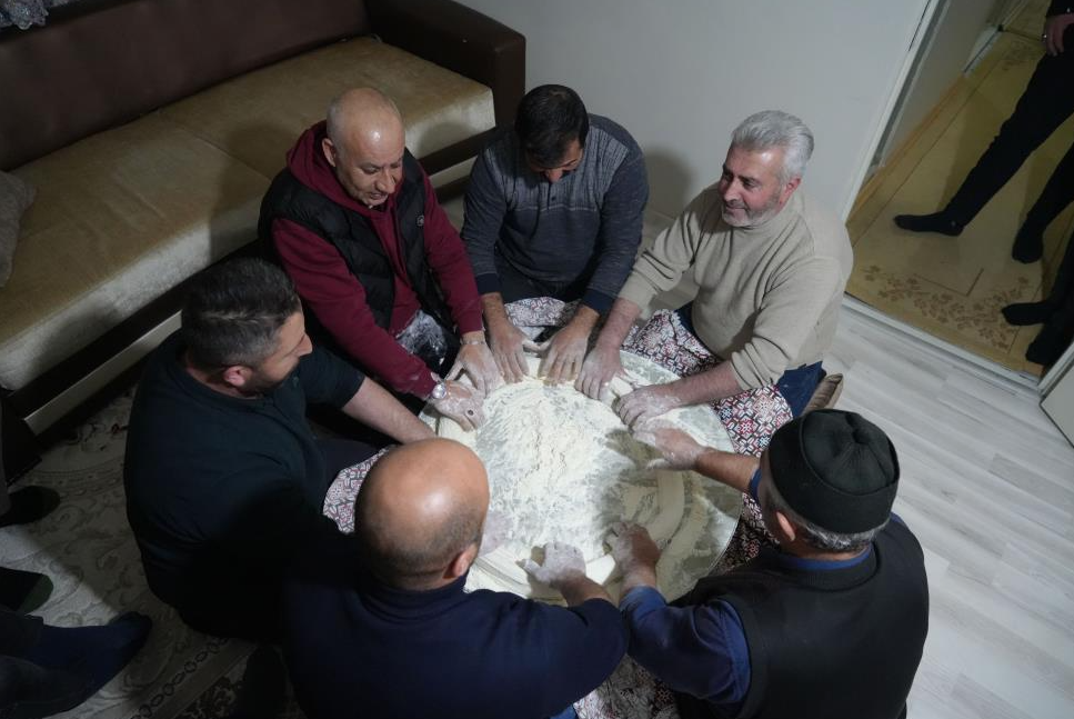 Bayburt’a özgü, soğuk kış günlerinin vazgeçilmez lezzeti olan tel helvası