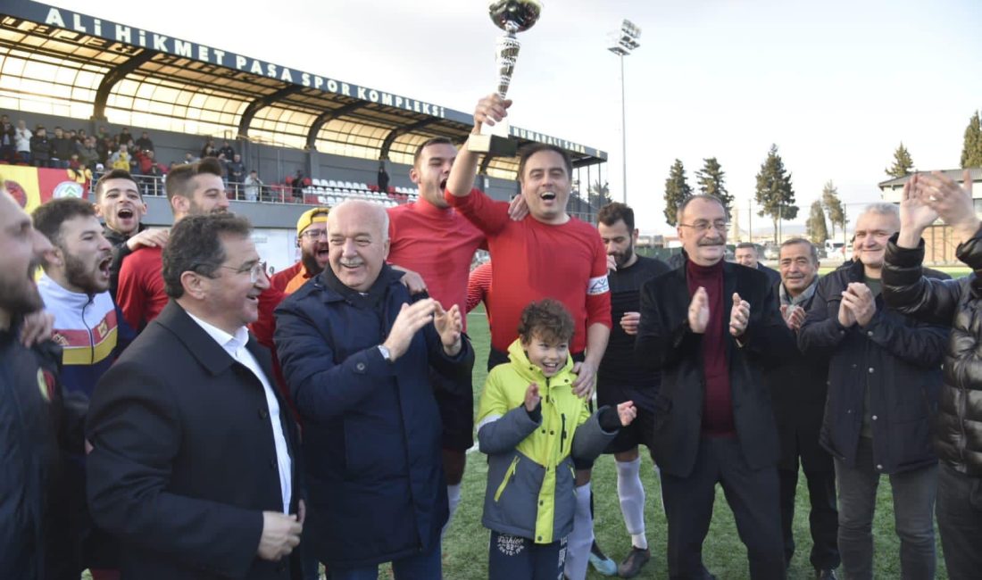 Dursunbey Belediyespor’dan yenilgisiz şampiyonluk Dursunbey Belediyespor, 1. Amatör Lig’de tüm karşılaşmalarını namağlup tamamlayarak şampiyon