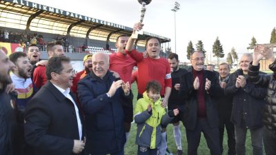 Dursunbey Belediyespor, 1. Amatör Lig’de tüm karşılaşmalarını namağlup tamamlayarak şampiyon