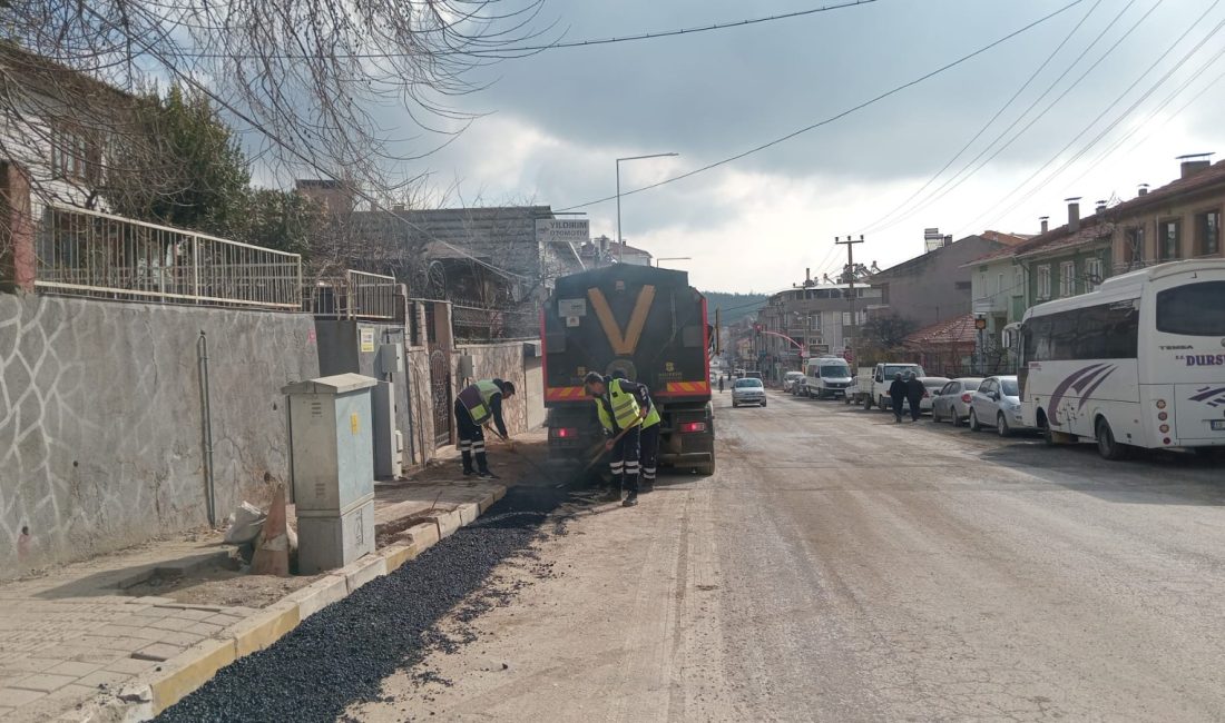Dursunbey Belediyesi tarafından ilçe genelinde yol yapım, bakım çalışmaları gerçekleştirildi.Dursunbey