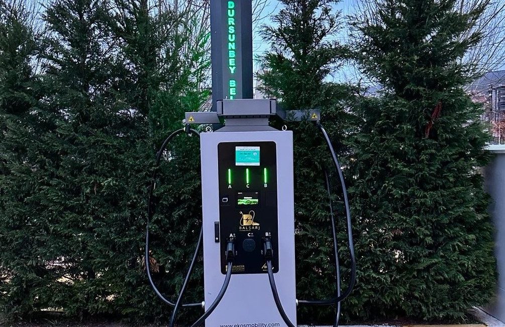 Dursunbey’e elektrikli araç şarj istasyonu Dursunbey Belediye Başkanı Ramazan Bahçavan, belediye tarafından kurulan elektrikli araç