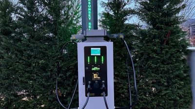 Dursunbey Belediye Başkanı Ramazan Bahçavan, belediye tarafından kurulan elektrikli araç