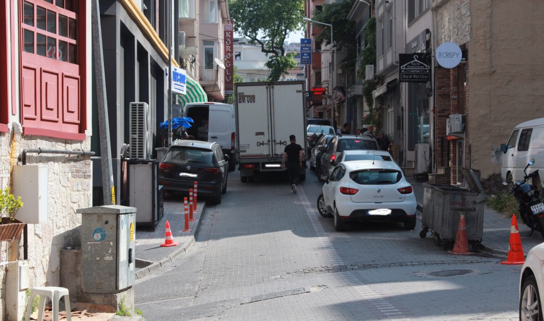 EVYAPAN SOKAK ÇIKMAZ SOKAK OLDU Bandırma’nın yaya ve araç trafiğinin en yoğun olarak yaşandığı şehir