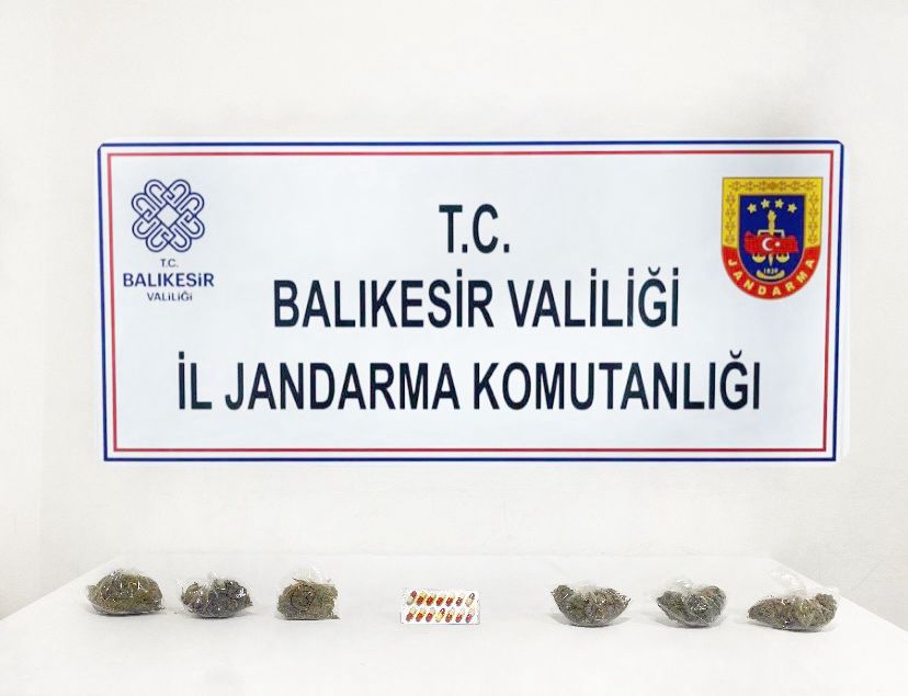 Edremit ve Ayvalık’ta uyuşturucu kaçakçıları yakalandı Balıkesir’in 2 ilçesinde uyuşturucu kaçakçılarına yönelik yapılan operasyon sonucunda 4