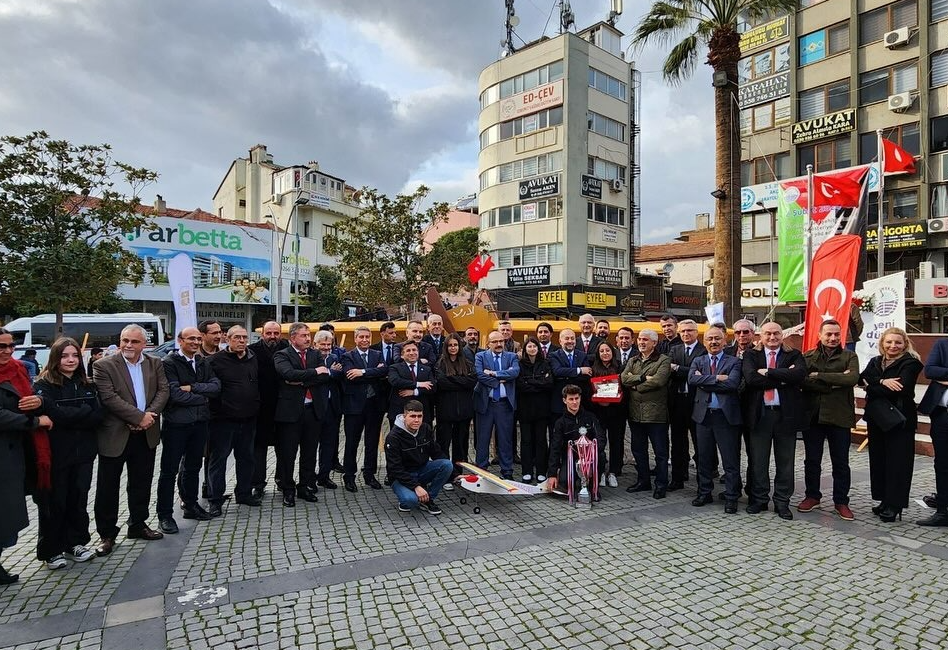 Edremit’in İHA takımına ödül TUBİTAK ikincisi olan Edremit’in Kocaseyit İHA Takımı, Balıkesir Valisi İsmail