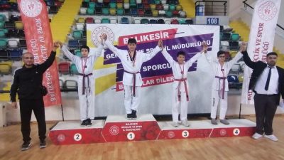 Burhaniye’de, Şeref Firidinoğlu öncülüğünde çalışmalarını sürdüren tekvandocular Balıkesir’de yapılan Yıldızlar
