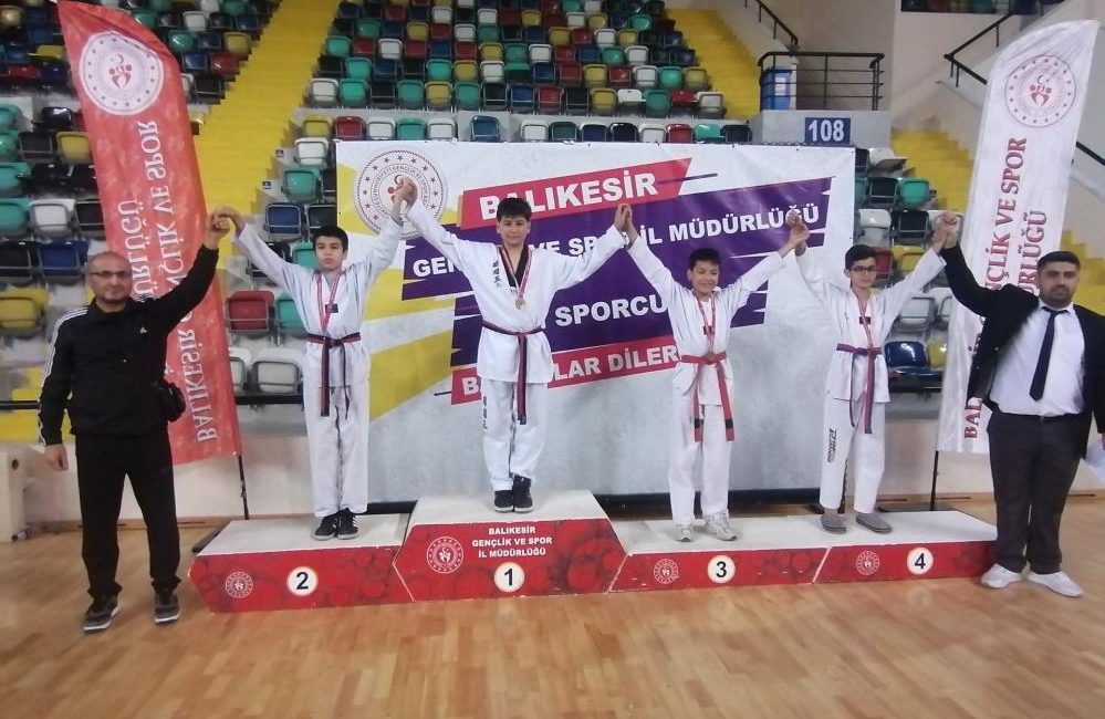Edremitli ve Havranlı tekvandocular 4 altın madalya kazandı Burhaniye’de, Şeref Firidinoğlu öncülüğünde çalışmalarını sürdüren tekvandocular Balıkesir’de yapılan Yıldızlar