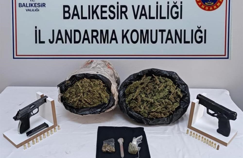Edremit’te narkotik operasyonu Edremit’te jandarma tarafından yapılan operasyonda 2 bin 300 gram kubar