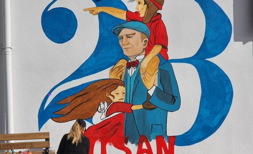 Edremit Karagözoğlu İlkokulu’nda yapılan çalışmada okulun duvarı Atatürk resmi ile