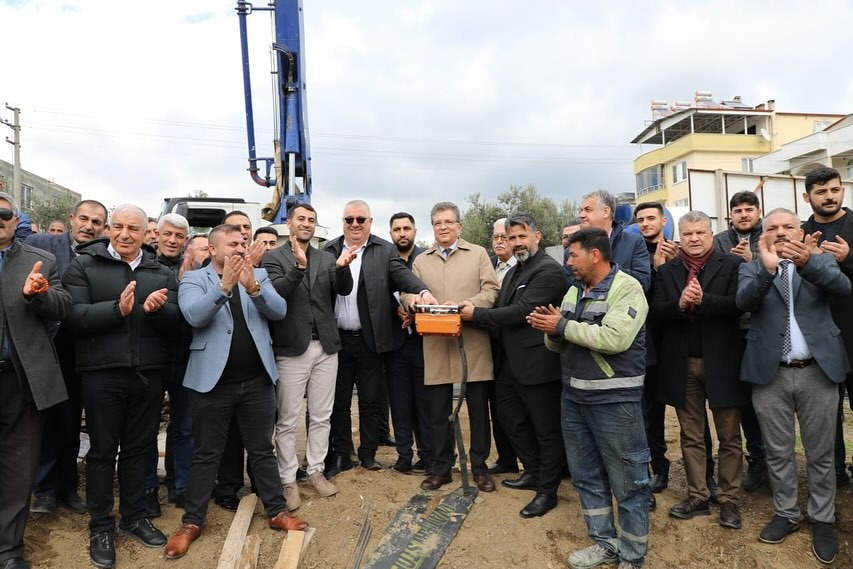 Edremit’te yeni bir projenin daha temeli atıldı Edremit Belediyesi’nin “Kadıköy Kültür ve Taziye Evi” projesi yapımı, düzenlenen