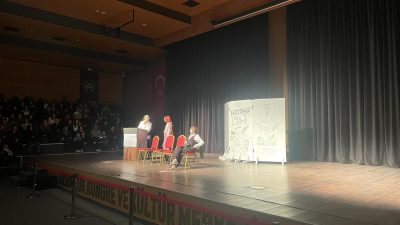 Tiyatro eğitimi alan gönüllü gençler Susurluk’ta 3 perdelik gösteri sergileyerek