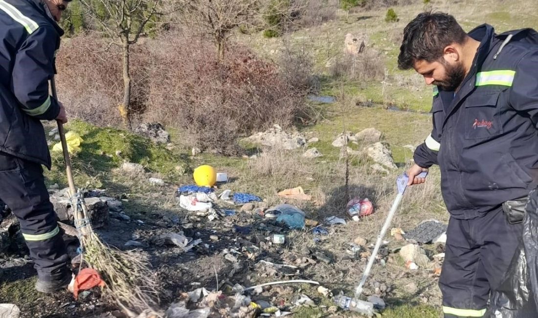 Sındırgı’da belediye ekipleri tarafından yapılan çalışmalar kapsamında çevre temizliği gerçekleştirildi.