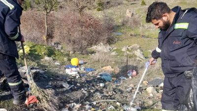 Sındırgı’da belediye ekipleri tarafından yapılan çalışmalar kapsamında çevre temizliği gerçekleştirildi.