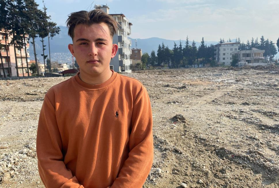 Hatay’da yaşayan 19 yaşındaki Ahmet Uslu,3 buçuk saatte kurtarıldığı binanın