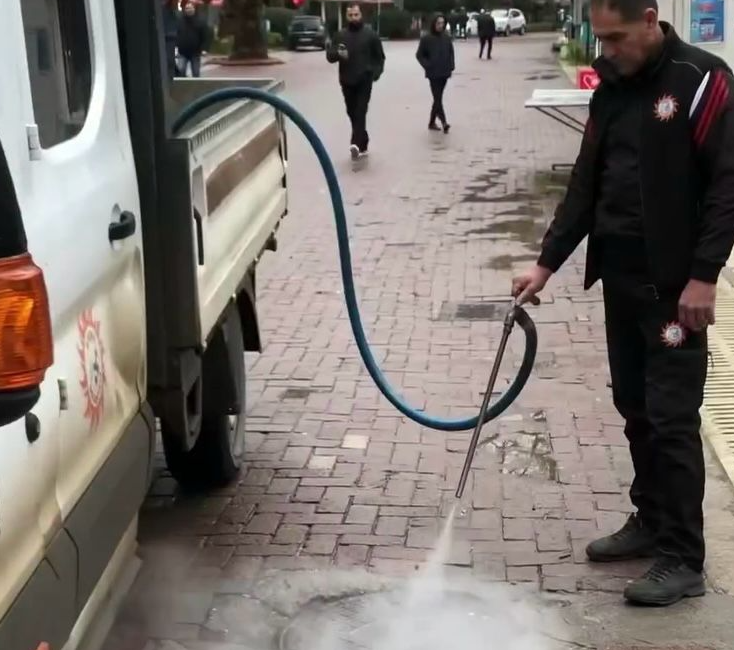 Erdek, haşere için önlemini aldı Erdek’te haşere popülasyonunun önüne geçilmesi amacıyla belediye ekipleri tarafından kanal