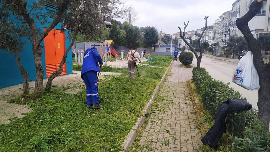 Erdek yaza hazırlanıyor Erdek’te vatandaşların daha sağlıklı bir ortama kavuşması için belediye ekipleri