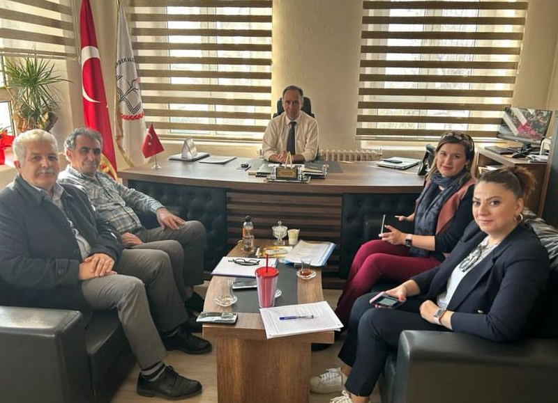 Erdek’te eğitim konuları masaya yatırıldı Erdek’te öğrencilerin hayata daha bilinçli kazandırılmasına yönelik konular masaya yatırıldı.Erdek
