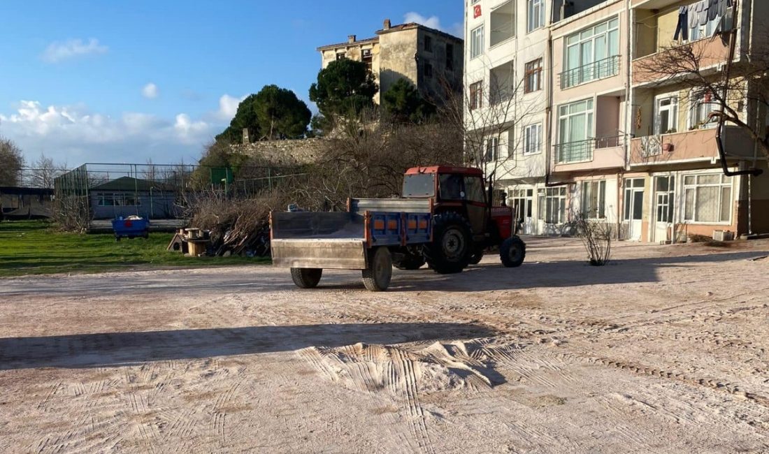 Erdek’te parke çalışmaları başladı Erdek Belediyesi ekipleri Karşıyaka Mahallesi’nde parke örme çalışmalarına başladı.Erdek Belediye