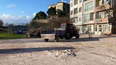 Erdek Belediyesi ekipleri Karşıyaka Mahallesi’nde parke örme çalışmalarına başladı.Erdek Belediye