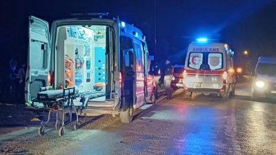 Erdek’te meydana gelen trafik kazasında motosiklet üstündeki 2 kişi yaralandı.Erdek-Ocaklar