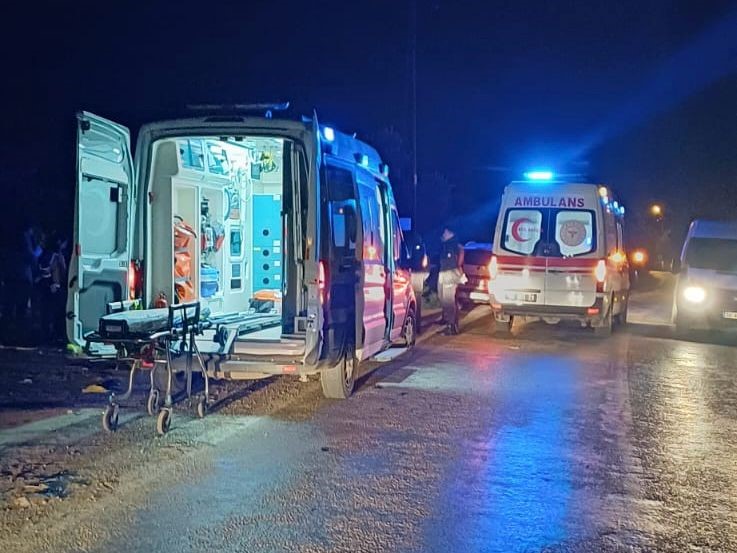 Erdek’te trafik kazası: 2 kişi yaralandı Erdek’te meydana gelen trafik kazasında motosiklet üstündeki 2 kişi yaralandı.Erdek-Ocaklar