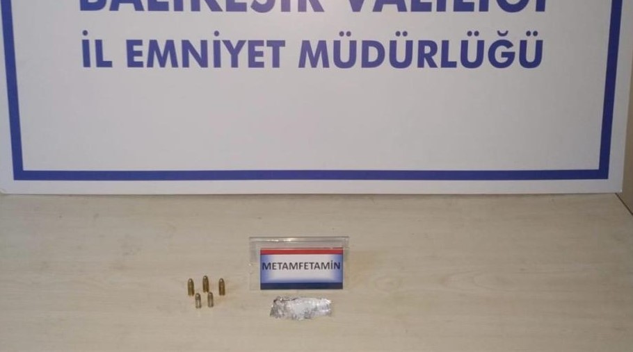 Erdek’te uyuşturucu operasyonu: 2 gözaltı Erdek İlçe Emniyet Müdürlüğü ekipleri, uyuşturucu taciri 2 kişiyi gözaltına