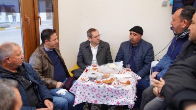 Ayvalık Belediye Başkanı, sabah kahvaltısında taksicilerin sofrasına misafir oldu. Taksicilerle