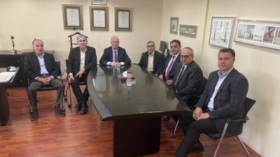 Burhaniye’de, iki dönem belediye başkanlığı yapan Fikret Akova, Tariş Zeytinyağı