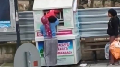 Kocaeli’nin Çayırova ilçesinde ihtiyaç sahiplerine kıyafet ulaştırmak amacıyla sokak üzerine