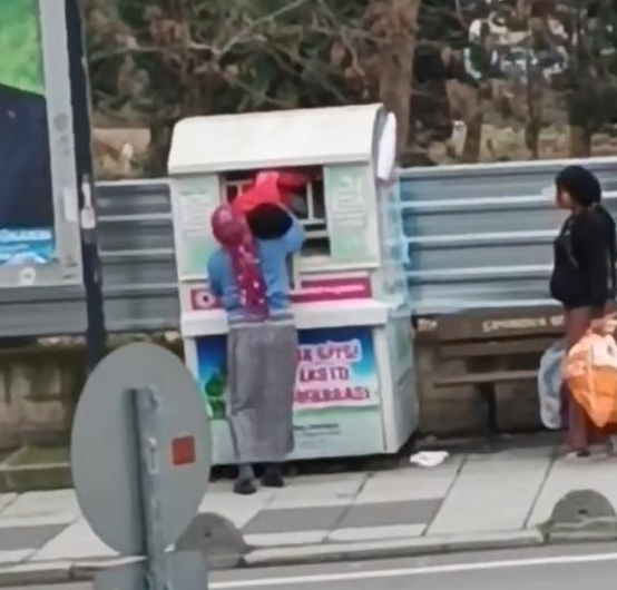 Kocaeli’nin Çayırova ilçesinde ihtiyaç sahiplerine kıyafet ulaştırmak amacıyla sokak üzerine