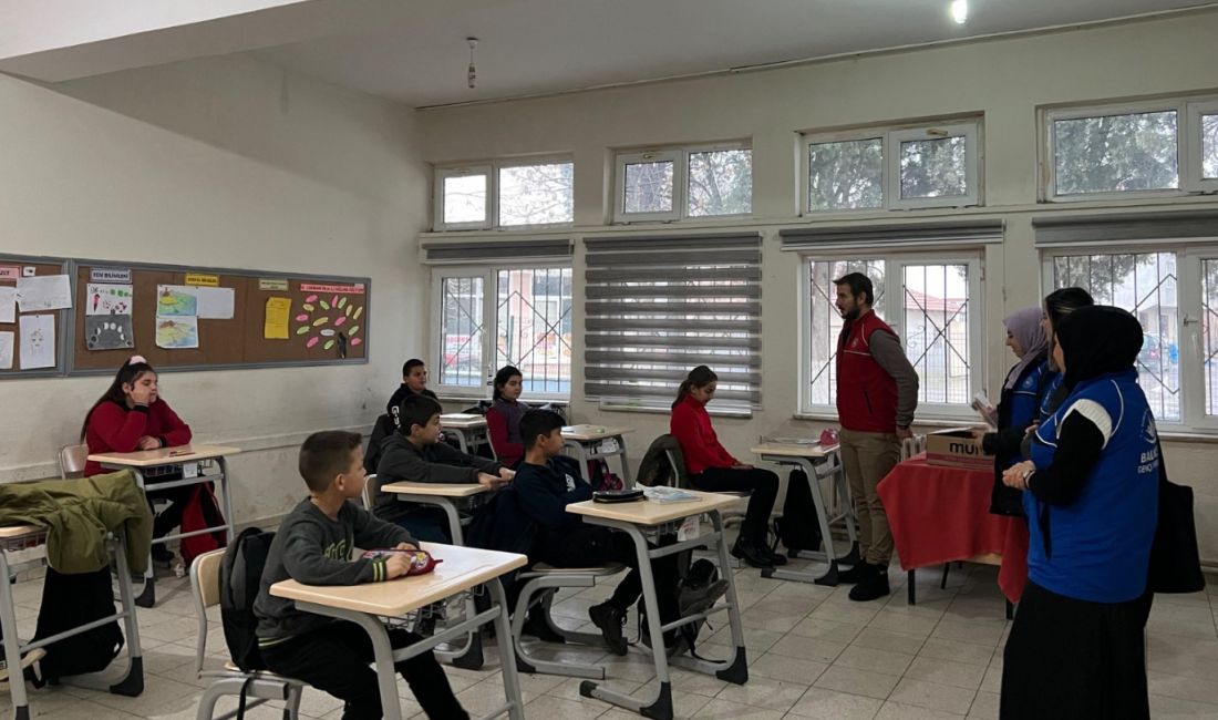 Gönüllü gençlerden, minik öğrencilere hediye GSB gönüllü gençleri, ilkokul ve ortaokul öğrencileriyle buluşarak ÖSYM sınav