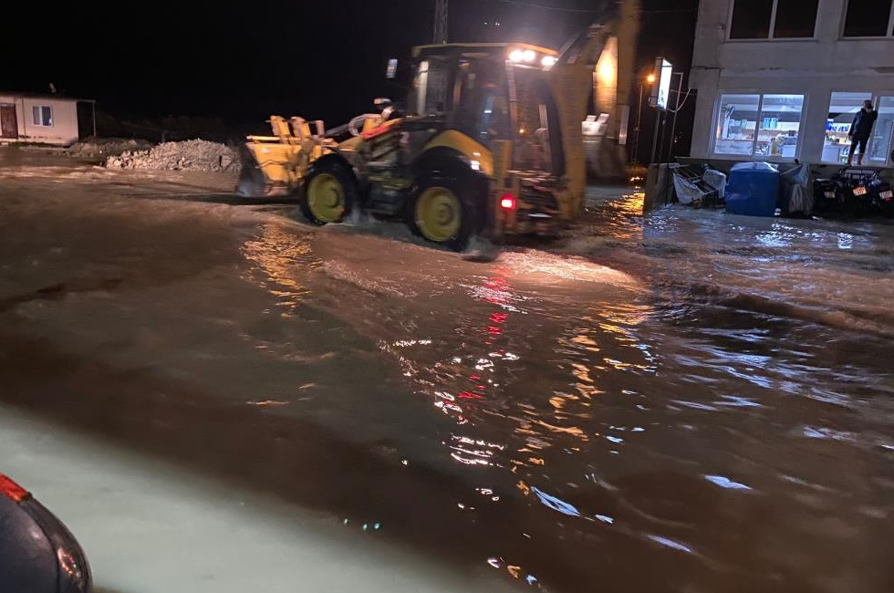 Hatay’ın Samandağ ilçesinde etkili olan fırtına ve sağanak yağış hayatı
