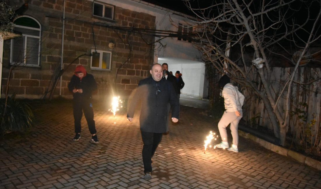 Gönen Belediye Başkanı, ziyaret ettiği kırsal mahallelerde vatandaşlar tarafından çiçekler