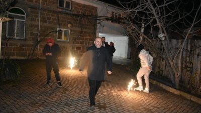 Gönen Belediye Başkanı, ziyaret ettiği kırsal mahallelerde vatandaşlar tarafından çiçekler