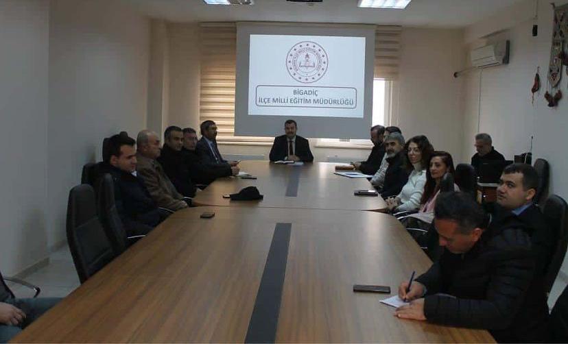 Bigadiç’te “İzleme ve Değerlendirme Sınavı Toplantısı” Bigadiç’te okulların açılmasına az bir süre kala öğrencilerin başarılarını arttırmaya