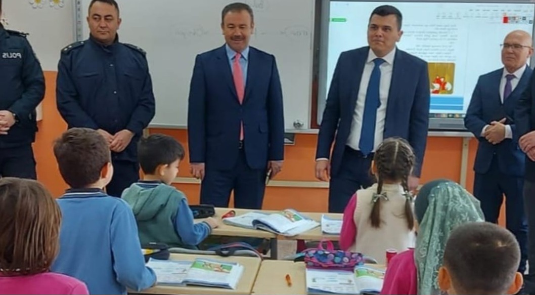 Kaymakam Pazarcı, öğrenciler ile bir arada İvrindi Kaymakamı Pazarcı, Gazievrenos İlkokulu’nu ziyaret ederek öğrenciler ile bir