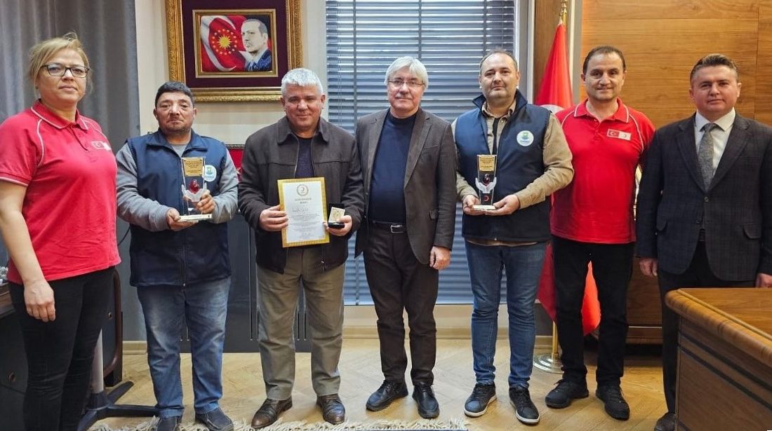 İvrindi’de kan bağışçılarına plaket Kızılay’a düzenli olarak kan bağışında bulunan bağışçılara İvrindi Belediye Başkanı