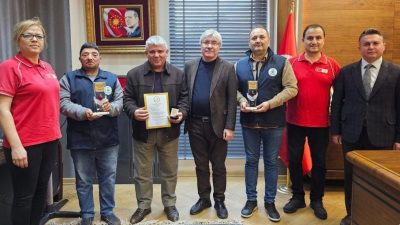 Kızılay’a düzenli olarak kan bağışında bulunan bağışçılara İvrindi Belediye Başkanı