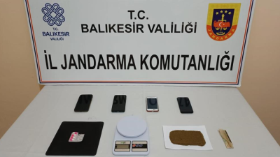 Jandarma ekipleri, İzmir’den Balıkesir’e uyuşturucu getirdiğini tespit ettiği şahsı, ev