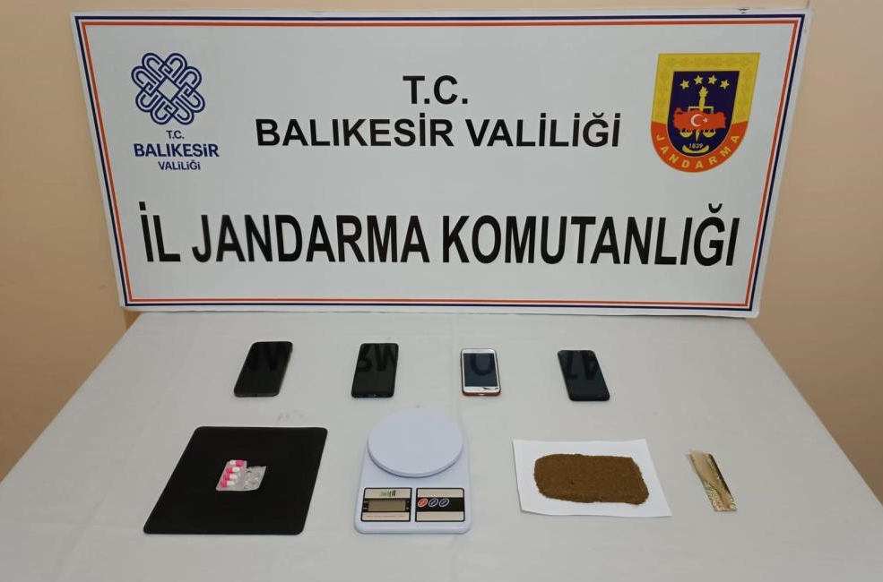 Jandarma ekipleri, İzmir’den Balıkesir’e uyuşturucu getirdiğini tespit ettiği şahsı, ev